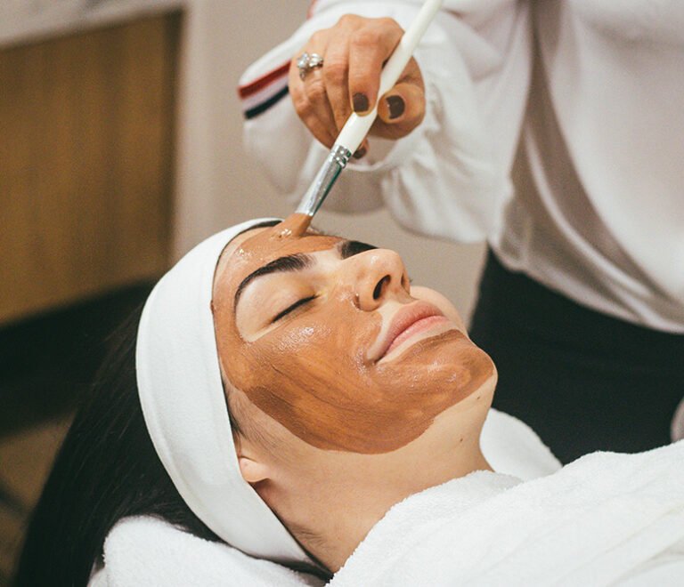 ¿Por qué la limpieza facial profesional es clave y cuándo deberías hacértela?